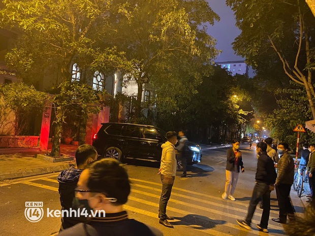 NÓNG: Cơ quan công an đang tiến hành khám xét nhà riêng và nơi làm việc của ông Trịnh Văn Quyết, đông nghẹt người theo dõi - Ảnh 17.