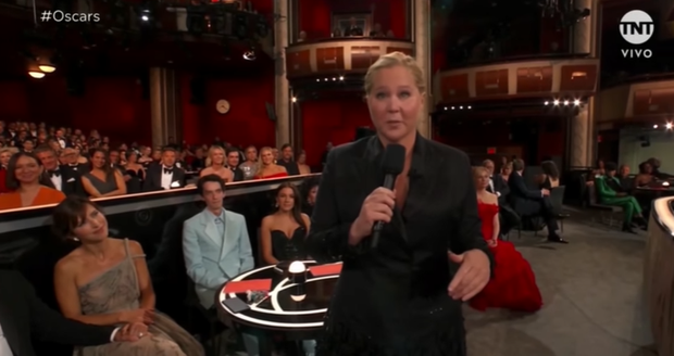Thêm một cô vợ bị chế nhạo, cướp chồng công khai ở OSCAR 2022: Ông xã phản ứng có bạo liệt như Will Smith? - Ảnh 3.