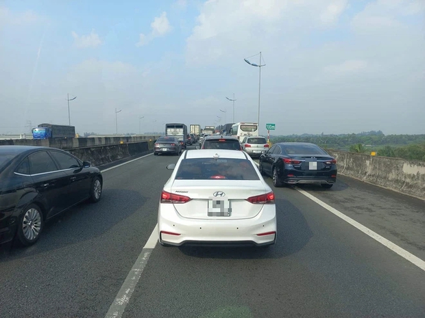 Hiện trường ô tô chở Phó chủ tịch UBND TP.HCM bị tai nạn lật ngang trên cao tốc - Ảnh 7.