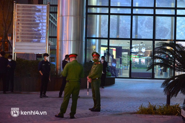 NÓNG: Cơ quan công an đang tiến hành khám xét nhà riêng và nơi làm việc của ông Trịnh Văn Quyết, đông nghẹt người theo dõi - Ảnh 3. NÓNG: Cơ quan công an đang tiến hành khám xét nhà riêng và nơi làm việc của ông Trịnh Văn Quyết, đông nghẹt người theo dõi - Ảnh 3.