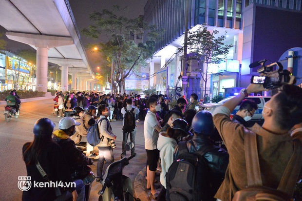 NÓNG: Cơ quan công an đang tiến hành khám xét nhà riêng và nơi làm việc của ông Trịnh Văn Quyết, đông nghẹt người theo dõi - Ảnh 6. NÓNG: Cơ quan công an đang tiến hành khám xét nhà riêng và nơi làm việc của ông Trịnh Văn Quyết, đông nghẹt người theo dõi - Ảnh 6.