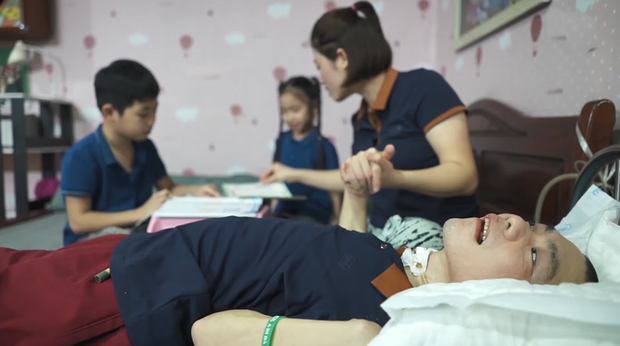 Thấy mẹ vất vả chăm bố tàn phế giữa đêm, bé trai vùng dậy phụ giúp nâng bố xuống giường, những thước phim sau đó càng gây xúc động mạnh - Ảnh 2. Thấy mẹ vất vả chăm bố tàn phế giữa đêm, bé trai vùng dậy phụ giúp nâng bố xuống giường, những thước phim sau đó càng gây xúc động mạnh - Ảnh 2.