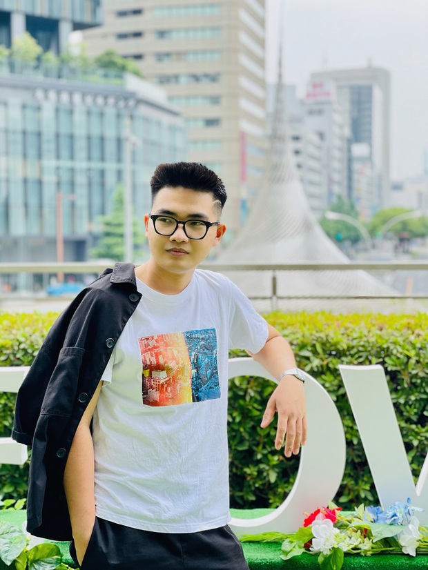 Phát sốt với thanh niên giơ bảng tuyển người yêu trên VTV trước trận đấu của ĐT Việt Nam - Ảnh 4.