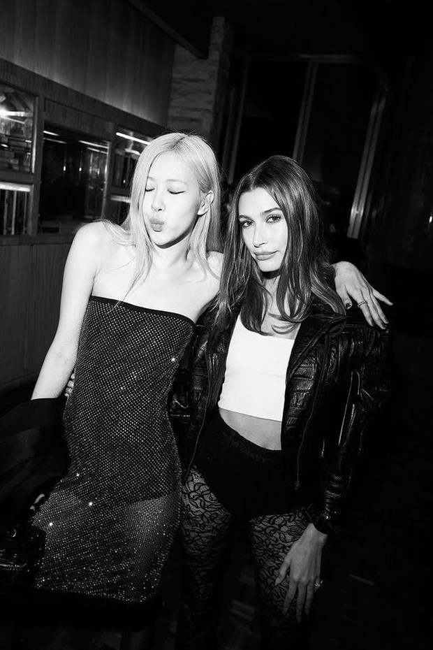 Once secretly talking about Rosé at the Met Gala, Hailey suddenly met the BLACKPINK beauty in a feverish color frame at the pre-Oscar party - Photo 2.