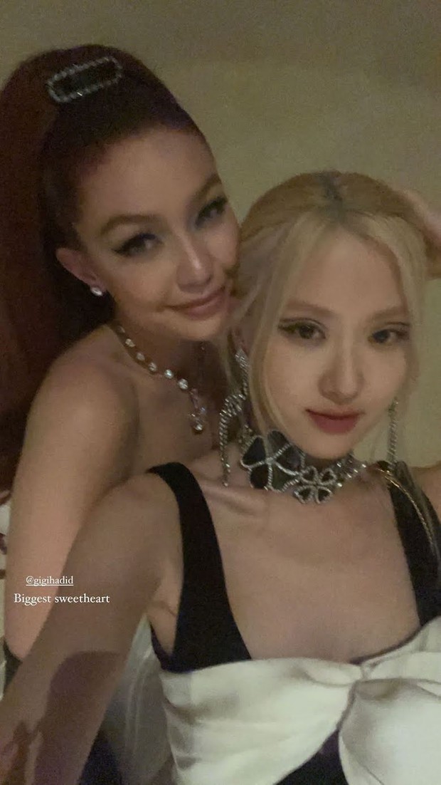 Once secretly talking about Rosé at the Met Gala, Hailey suddenly reunited with the BLACKPINK beauty in a feverish color frame at the pre-Oscar party - Photo 7.