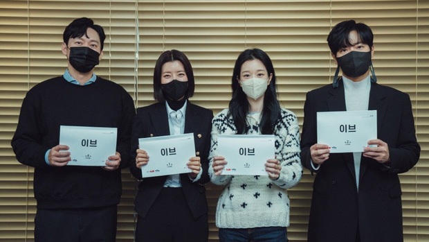 Điên nữ Seo Ye Ji dính phốt ngang ngược dù vừa trở lại sau bê bối thao túng tài tử Hạ Cánh Nơi Anh, bố mẹ còn đe dọa hàng xóm - Ảnh 5. Điên nữ Seo Ye Ji dính phốt ngang ngược dù vừa trở lại sau bê bối thao túng tài tử Hạ Cánh Nơi Anh, bố mẹ còn đe dọa hàng xóm - Ảnh 5.