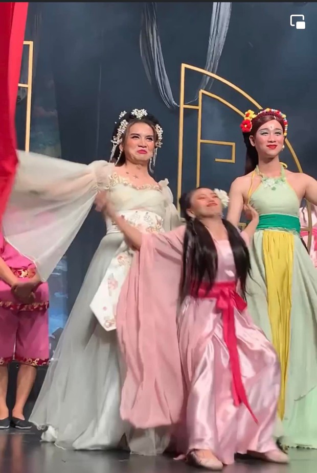 Ét ô ét giải cứu bạn thân BB Trần: Ngã sõng soài trên sàn nhà và va đập mạnh, tình trạng ra sao? - Ảnh 6. Ét ô ét giải cứu bạn thân BB Trần: Ngã sõng soài trên sàn nhà và va đập mạnh, tình trạng ra sao? - Ảnh 6.
