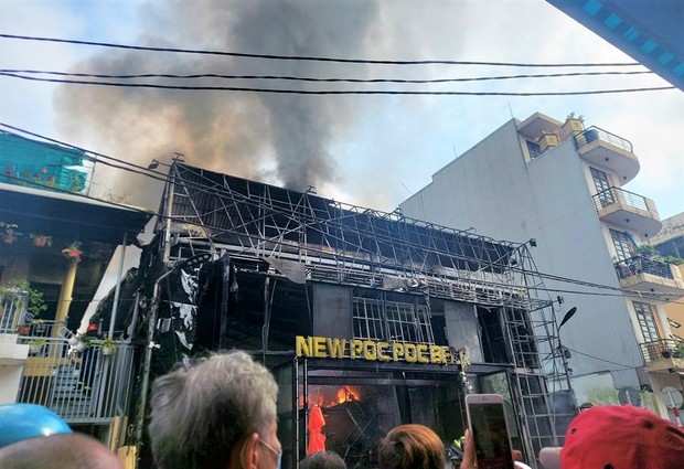 Cháy lớn tại nhà hàng nổi tiếng ở Huế, lửa lan sang nhà dân - Ảnh 1.