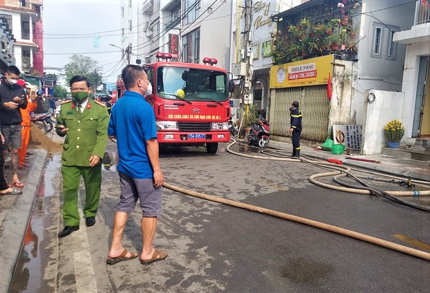 Cháy lớn tại nhà hàng nổi tiếng ở Huế, lửa lan sang nhà dân - Ảnh 3.