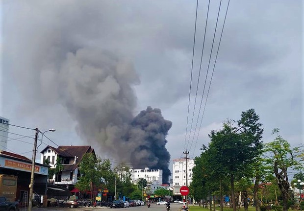Cháy lớn tại nhà hàng nổi tiếng ở Huế, lửa lan sang nhà dân - Ảnh 2.
