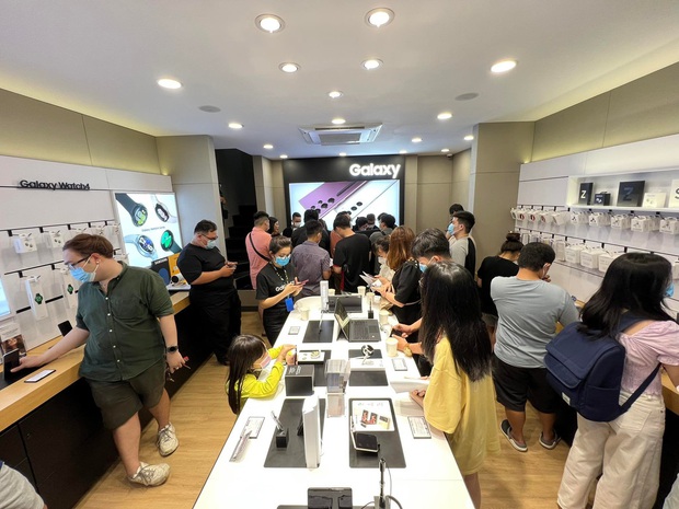 Không khí tấp nập ngày mở bán chính thức siêu phẩm Galaxy S22 Series tại Việt Nam - Ảnh 3. Không khí tấp nập ngày mở bán chính thức siêu phẩm Galaxy S22 Series tại Việt Nam - Ảnh 3.