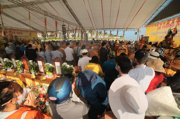 Nghẹn ngào hình ảnh lễ tưởng niệm cầu siêu cho 17 nạn nhân vụ lật ca nô ở biển Cửa Đại - Ảnh 6.