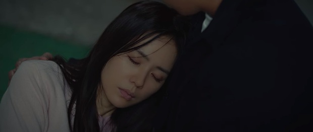 Tuổi 39 tập 6 đẫm nước mắt: Son Ye Jin quỳ gối khóc lóc cầu xin bà cả, ngất lịm giữa đường chỉ vì bạn thân - Ảnh 8. Tuổi 39 tập 6 đẫm nước mắt: Son Ye Jin quỳ gối khóc lóc cầu xin bà cả, ngất lịm giữa đường chỉ vì bạn thân - Ảnh 8.