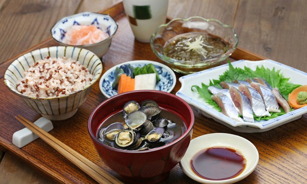 Thường xuyên ăn cơm nhưng vì sao người Nhật hiếm khi béo phì, lại còn sống thọ bậc nhất thế giới? Hóa ra cách họ tiêu thụ gạo cũng rất đáng để học tập - Ảnh 2.