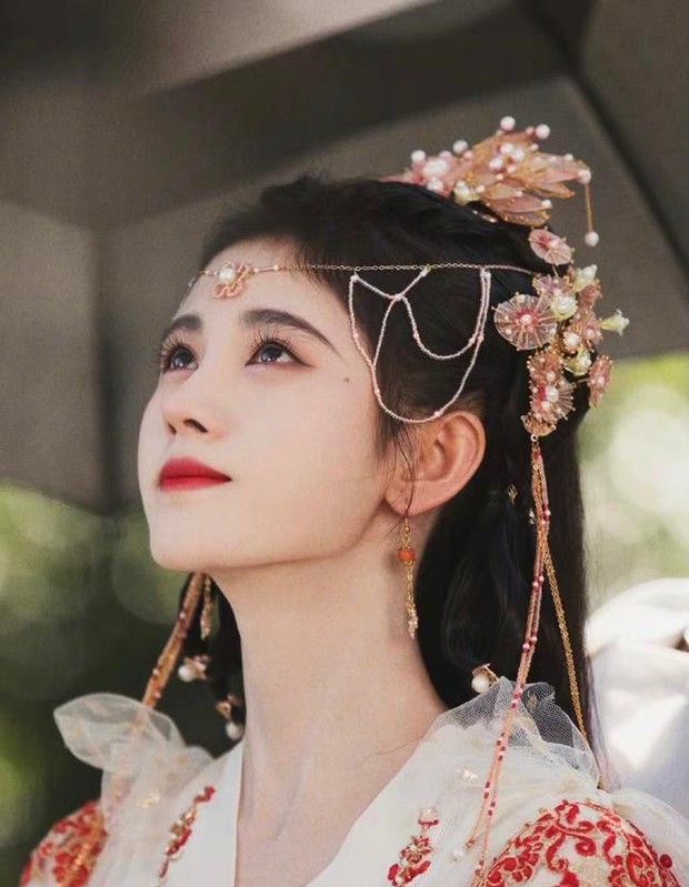 Nhan sắc Cúc Tịnh Y hôm nay nhợt nhạt bất thường, còn chả bén bằng con dao đang xoay mòng mòng trên tay cô - Ảnh 1. Nhan sắc Cúc Tịnh Y hôm nay nhợt nhạt bất thường, còn chả bén bằng con dao đang xoay mòng mòng trên tay cô - Ảnh 1.