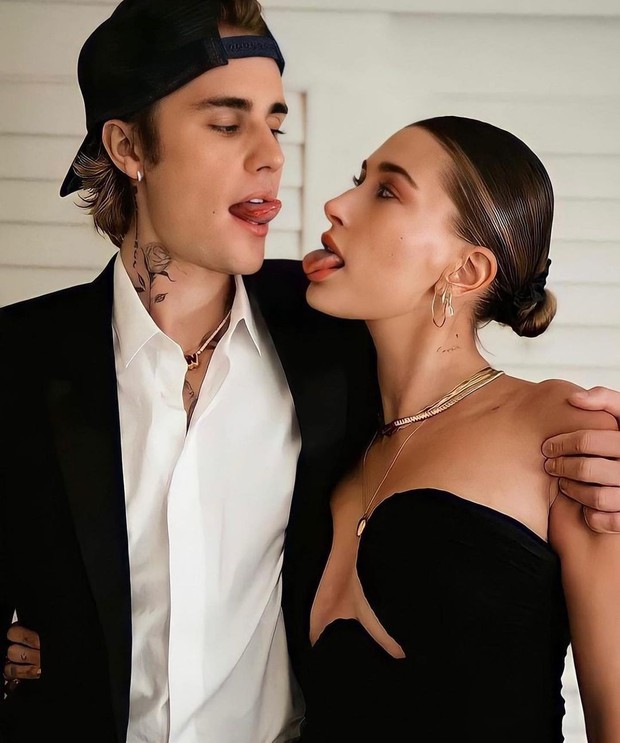 Hailey tung bộ ảnh tình tứ chúc sinh nhật chồng yêu, ai dè sự chú ý đổ dồn vào bàn tay hư của Justin Bieber đặt ở nơi khó nói - Ảnh 7. Hailey tung bộ ảnh tình tứ chúc sinh nhật chồng yêu, ai dè sự chú ý đổ dồn vào bàn tay hư của Justin Bieber đặt ở nơi khó nói - Ảnh 7.