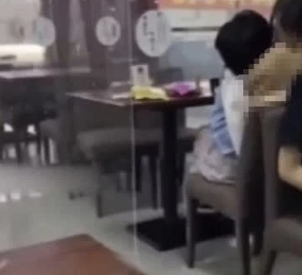 Học sinh vô tư mây mưa ngay trong trường, Hiệu trưởng gắn 1 thứ trên đồng phục làm trò sợ khiếp vía - Ảnh 5. Học sinh vô tư mây mưa ngay trong trường, Hiệu trưởng gắn 1 thứ trên đồng phục làm trò sợ khiếp vía - Ảnh 5.