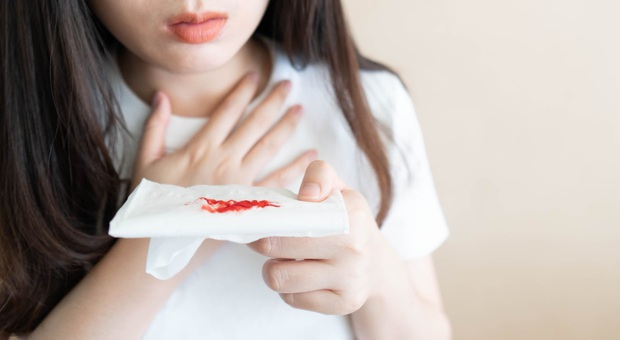Cô gái 23 tuổi đang ăn thì nôn ra máu, bất ngờ phát hiện ung thư dạ dày chỉ vì 2 thói quen ăn uống phổ biến ở dân văn phòng - Ảnh 2.
