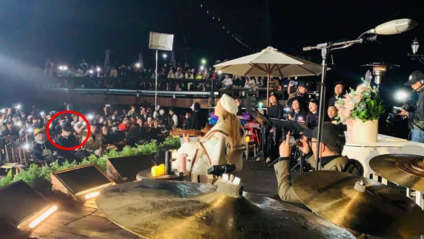 The different sitting positions of two rumored lovers when watching My Tam's show: The person at the beginning of the river, the person at the end of the river - Photo 5.