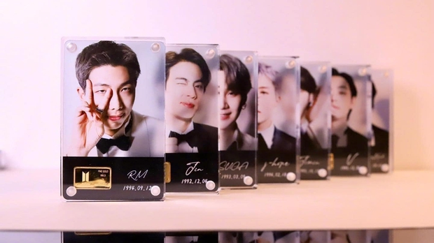 Card bo góc nâng tầm đẳng cấp nhờ BTS, fan kháo nhau nhường hết cho phú bà vì ai nghèo là hết cửa! - Ảnh 4. Card bo góc nâng tầm đẳng cấp nhờ BTS, fan kháo nhau nhường hết cho phú bà vì ai nghèo là hết cửa! - Ảnh 4.
