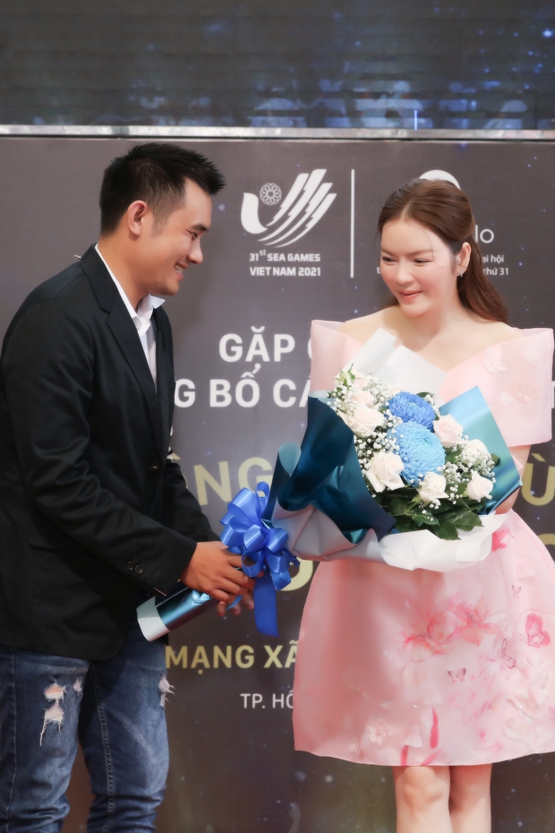 Lý Nhã Kỳ xuất hiện lộng lẫy, chiếm trọn spotlight tại sự kiện quảng bá cho SEA Games 31 - Ảnh 4. Lý Nhã Kỳ xuất hiện lộng lẫy, chiếm trọn spotlight tại sự kiện quảng bá cho SEA Games 31 - Ảnh 4.