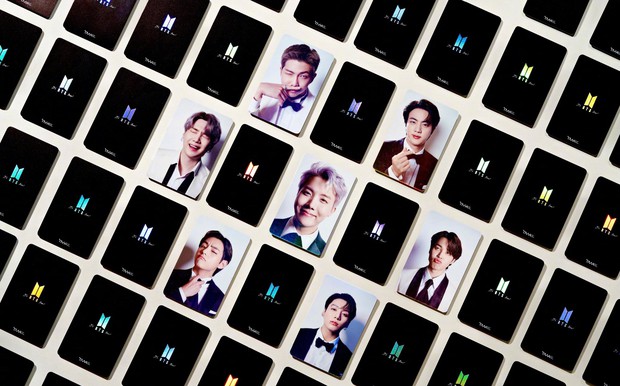 Card bo góc nâng tầm đẳng cấp nhờ BTS, fan kháo nhau nhường hết cho phú bà vì ai nghèo là hết cửa! - Ảnh 3. Card bo góc nâng tầm đẳng cấp nhờ BTS, fan kháo nhau nhường hết cho phú bà vì ai nghèo là hết cửa! - Ảnh 3.