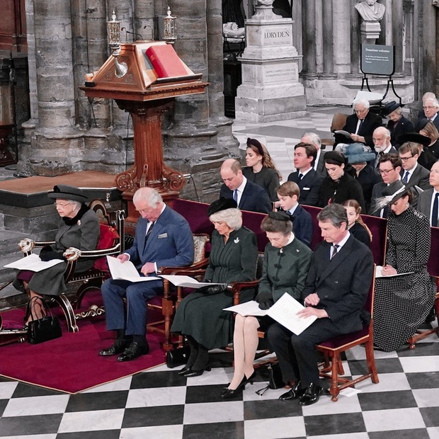 Cử chỉ tinh tế của Công nương Kate dành cho Nữ hoàng Anh và 3 chi tiết xúc động trong lễ tưởng niệm Hoàng tế Philip - Ảnh 1.