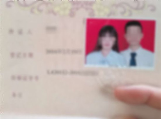 Tìm thấy hơn 10 giấy chứng nhận kết hôn của cặp đôi mới cưới tại điểm rơi máy bay Trung Quốc, những bức hình ngọt ngào quá sức nhói lòng - Ảnh 2.