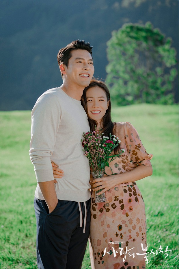 Siêu đám cưới Hyun Bin và Son Ye Jin bắt đầu: Cô dâu bật khóc chính thức nắm chặt tay chú rể bước lên lễ đường, khách mời khủng lái dàn siêu xe đổ bộ - Ảnh 29.