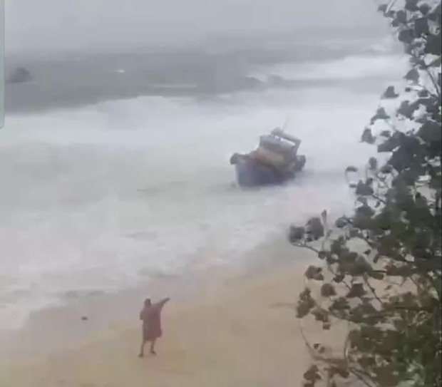 Phú Yên: Sóng lớn khiến 2 người mất tích, chìm hư hỏng hơn 50 tàu cá - Ảnh 3.