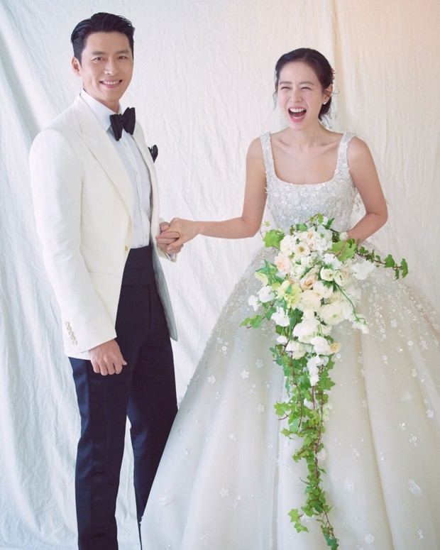 Siêu đám cưới Hyun Bin và Son Ye Jin bắt đầu: Cô dâu bật khóc chính thức nắm chặt tay chú rể bước lên lễ đường, khách mời khủng lái dàn siêu xe đổ bộ - Ảnh 27.