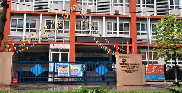 Bình thường mới đã trở lại, vì sao cổng trường mầm non, tiểu học ở Hà Nội vẫn đóng? - Ảnh 1. Bình thường mới đã trở lại, vì sao cổng trường mầm non, tiểu học ở Hà Nội vẫn đóng? - Ảnh 1.