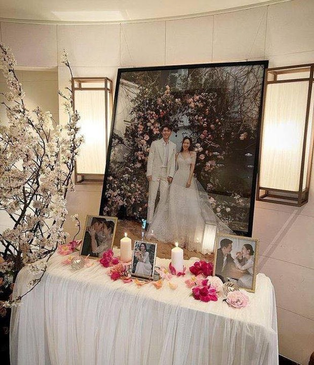 Siêu đám cưới Hyun Bin và Son Ye Jin bắt đầu: Cô dâu bật khóc chính thức nắm chặt tay chú rể bước lên lễ đường, khách mời khủng lái dàn siêu xe đổ bộ - Ảnh 13.