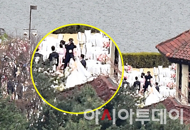 Siêu đám cưới Hyun Bin và Son Ye Jin bắt đầu: Cô dâu bật khóc chính thức nắm chặt tay chú rể bước lên lễ đường, khách mời khủng lái dàn siêu xe đổ bộ - Ảnh 22.
