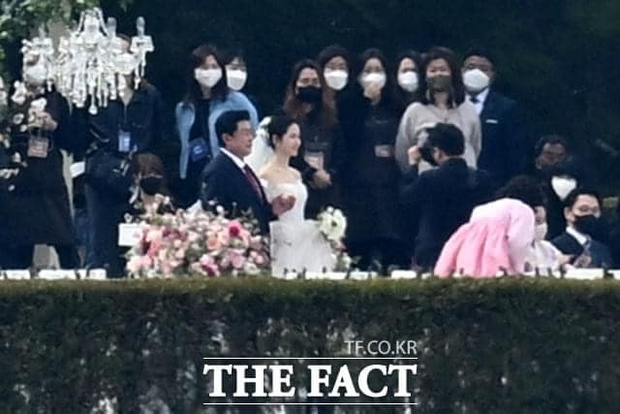 Siêu đám cưới Hyun Bin và Son Ye Jin bắt đầu: Cô dâu bật khóc chính thức nắm chặt tay chú rể bước lên lễ đường, khách mời khủng lái dàn siêu xe đổ bộ - Ảnh 17.