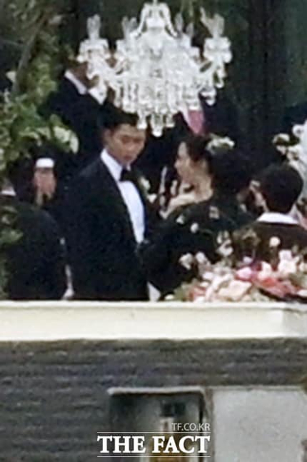 Siêu đám cưới Hyun Bin và Son Ye Jin bắt đầu: Cô dâu bật khóc chính thức nắm chặt tay chú rể bước lên lễ đường, khách mời khủng lái dàn siêu xe đổ bộ - Ảnh 19.