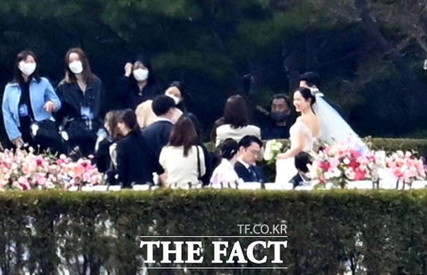 Siêu đám cưới Hyun Bin và Son Ye Jin bắt đầu: Cô dâu bật khóc chính thức nắm chặt tay chú rể bước lên lễ đường, khách mời khủng lái dàn siêu xe đổ bộ - Ảnh 6.