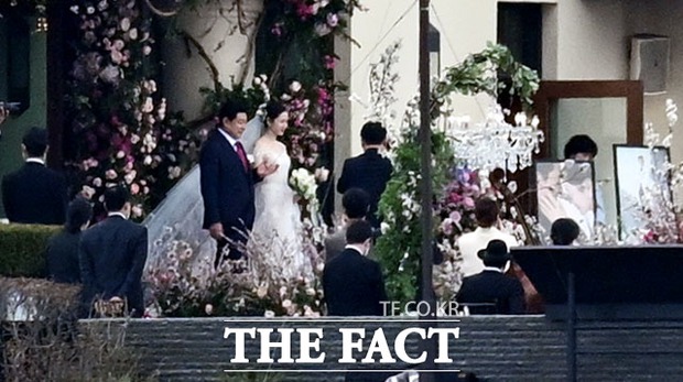 Siêu đám cưới Hyun Bin và Son Ye Jin bắt đầu: Cô dâu bật khóc chính thức nắm chặt tay chú rể bước lên lễ đường, khách mời khủng lái dàn siêu xe đổ bộ - Ảnh 3.