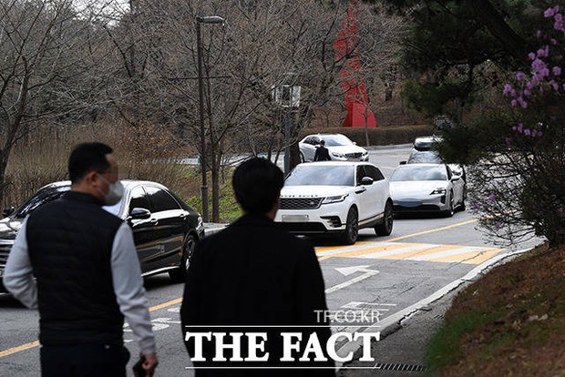 Choáng váng dàn siêu xe đổ bộ đám cưới Hyun Bin - Son Ye Jin: Maybach, Roll Royce, Ferrari đến Lamborghini, G63 nối đuôi! - Ảnh 9.