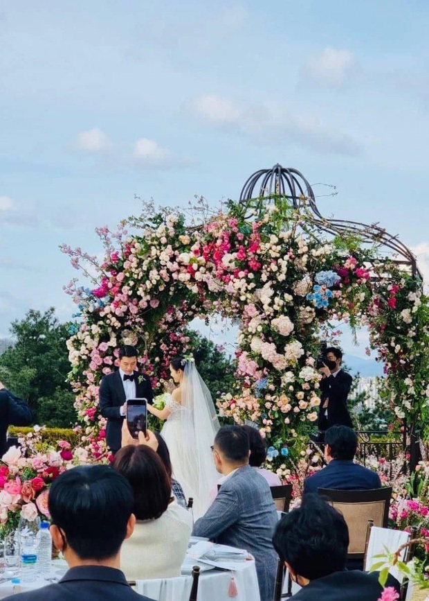 Son Ye Jin là nàng công chúa: Đám cưới mới được 1/2 đã tung đến 5 chiếc váy, giá gần 2 tỷ - Ảnh 3. Son Ye Jin là nàng công chúa: Đám cưới mới được 1/2 đã tung đến 5 chiếc váy, giá gần 2 tỷ - Ảnh 3.