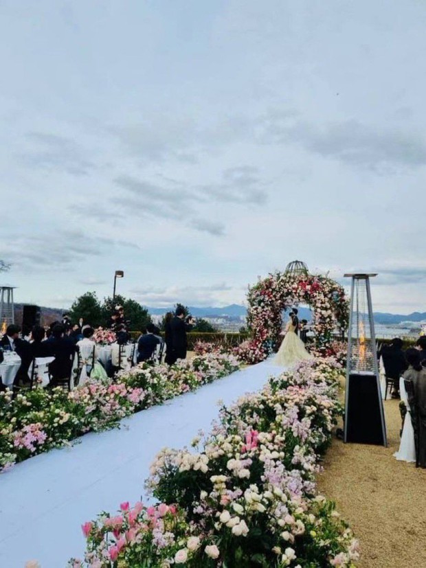 Son Ye Jin là nàng công chúa: Đám cưới mới được 1/2 đã tung đến 5 chiếc váy, giá gần 2 tỷ - Ảnh 4. Son Ye Jin là nàng công chúa: Đám cưới mới được 1/2 đã tung đến 5 chiếc váy, giá gần 2 tỷ - Ảnh 4.