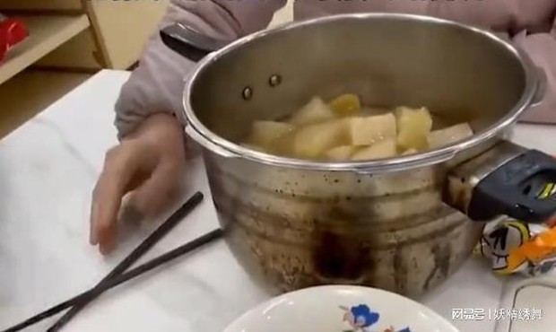 Mẹ chồng thiên vị gắp hết thịt trong nồi cho con trai, để con dâu ăn cơm trắng, thái độ của anh chồng sau đó gây tranh cãi - Ảnh 4. Mẹ chồng thiên vị gắp hết thịt trong nồi cho con trai, để con dâu ăn cơm trắng, thái độ của anh chồng sau đó gây tranh cãi - Ảnh 4.
