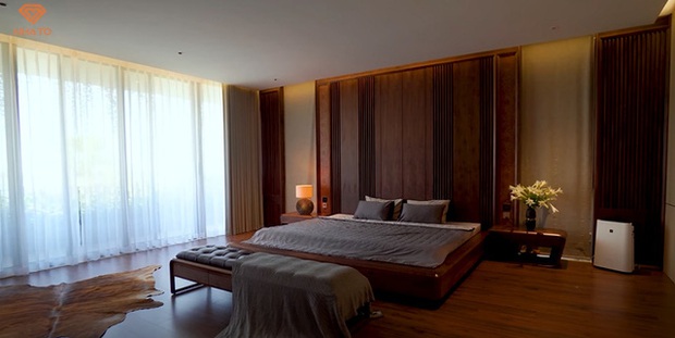 Biệt thự 500m2 của đại gia Đà Nẵng: Toàn bộ nội thất làm từ gỗ óc chó, riêng chiếc đèn chùm phòng khách có giá 1 tỷ đồng - Ảnh 17.