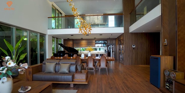 Biệt thự 500m2 của đại gia Đà Nẵng: Toàn bộ nội thất làm từ gỗ óc chó, riêng chiếc đèn chùm phòng khách có giá 1 tỷ đồng - Ảnh 5.