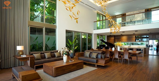 Biệt thự 500m2 của đại gia Đà Nẵng: Toàn bộ nội thất làm từ gỗ óc chó, riêng chiếc đèn chùm phòng khách có giá 1 tỷ đồng - Ảnh 6.