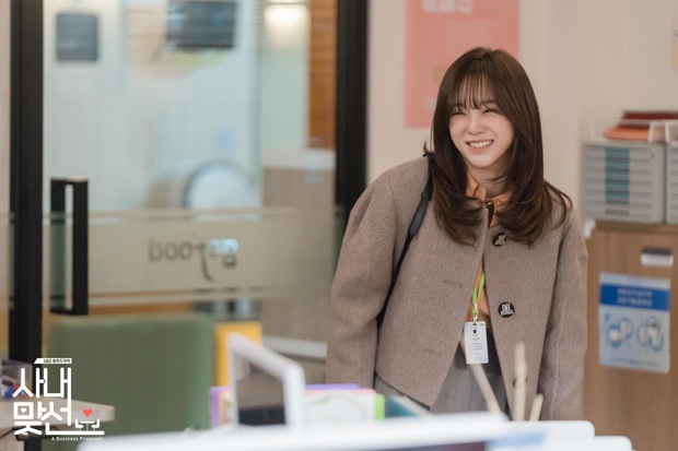 Xin mời Park Min Young vào xách dép cho 2 mỹ nữ công sở ở Business Proposal - Ảnh 10. Xin mời Park Min Young vào xách dép cho 2 mỹ nữ công sở ở Business Proposal - Ảnh 10.