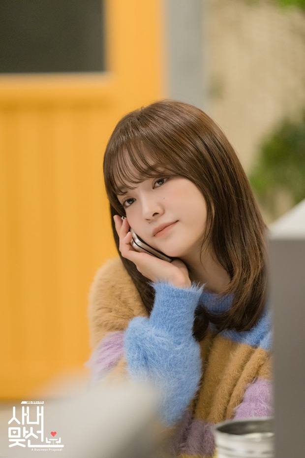 Xin mời Park Min Young vào xách dép cho 2 mỹ nữ công sở ở Business Proposal - Ảnh 12. Xin mời Park Min Young vào xách dép cho 2 mỹ nữ công sở ở Business Proposal - Ảnh 12.
