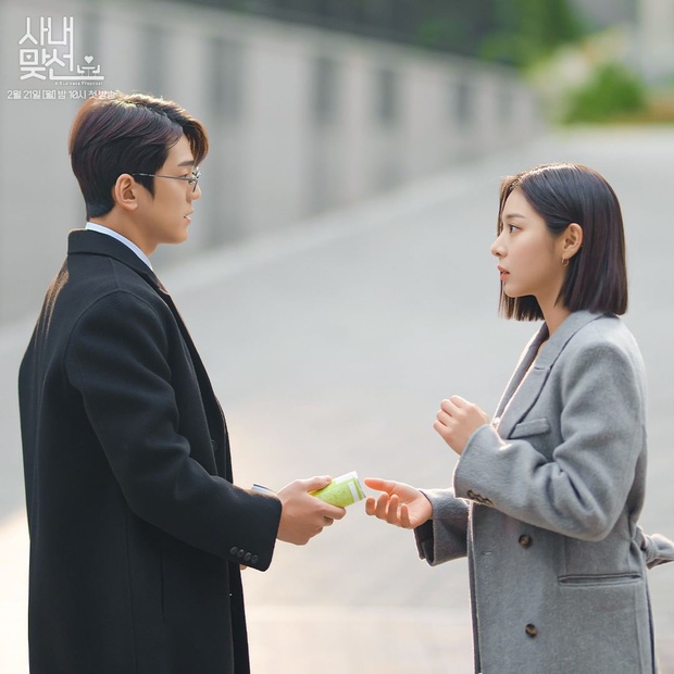 Xin mời Park Min Young vào xách dép cho 2 mỹ nữ công sở ở Business Proposal - Ảnh 17. Xin mời Park Min Young vào xách dép cho 2 mỹ nữ công sở ở Business Proposal - Ảnh 17.