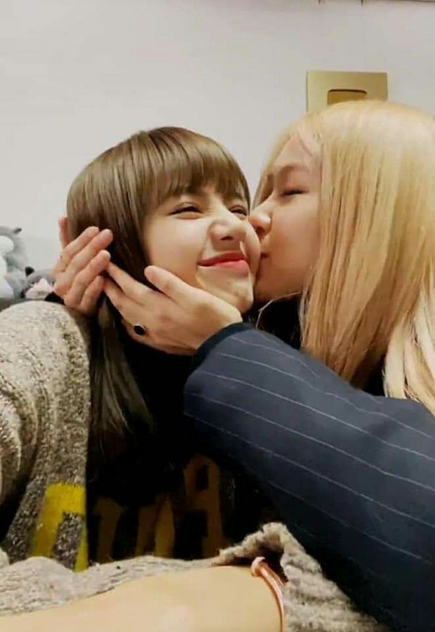 Truy tìm “in tư” chàng trai Việt được Rosé (Blackpink) hôn má bùng nổ tranh cãi trên Tóp Tóp - Ảnh 3. Truy tìm “in tư” chàng trai Việt được Rosé (Blackpink) hôn má bùng nổ tranh cãi trên Tóp Tóp - Ảnh 3.