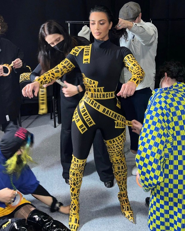 Quá sướng vì được ly hôn thành công, Kim Kardashian dán băng dính khắp người để đi Fashion Week? - Ảnh 3. Quá sướng vì được ly hôn thành công, Kim Kardashian dán băng dính khắp người để đi Fashion Week? - Ảnh 3.